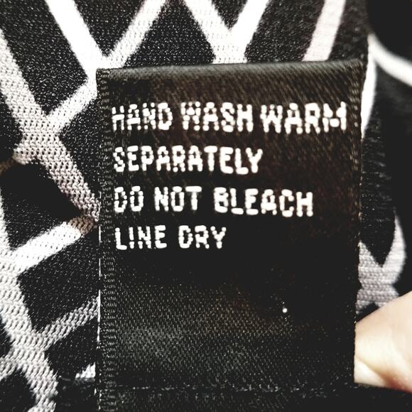 INC International Concepts Black White Abstract Top Long Sleeves Boat Neck Sz M - Picture 5 of 5